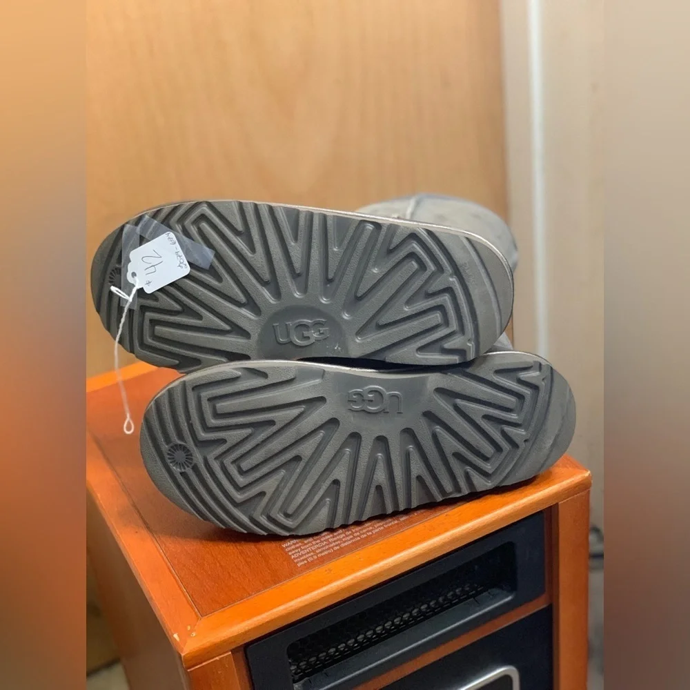 UGG Gray Suede Boots with Fur Lining.      Size-5
